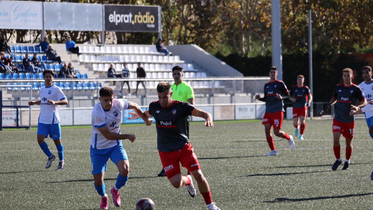 Jofre Graells intenta superar per velocitat un defensor del Prat, en una acció del partit d’ahir, que va acabar en empat a zero.