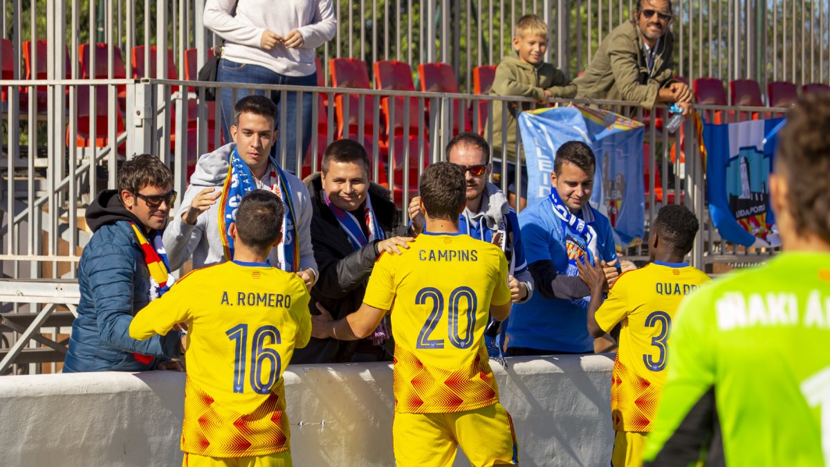 Els jugadors del Lleida saluden els aficionats que van viatjar fins Formentera.