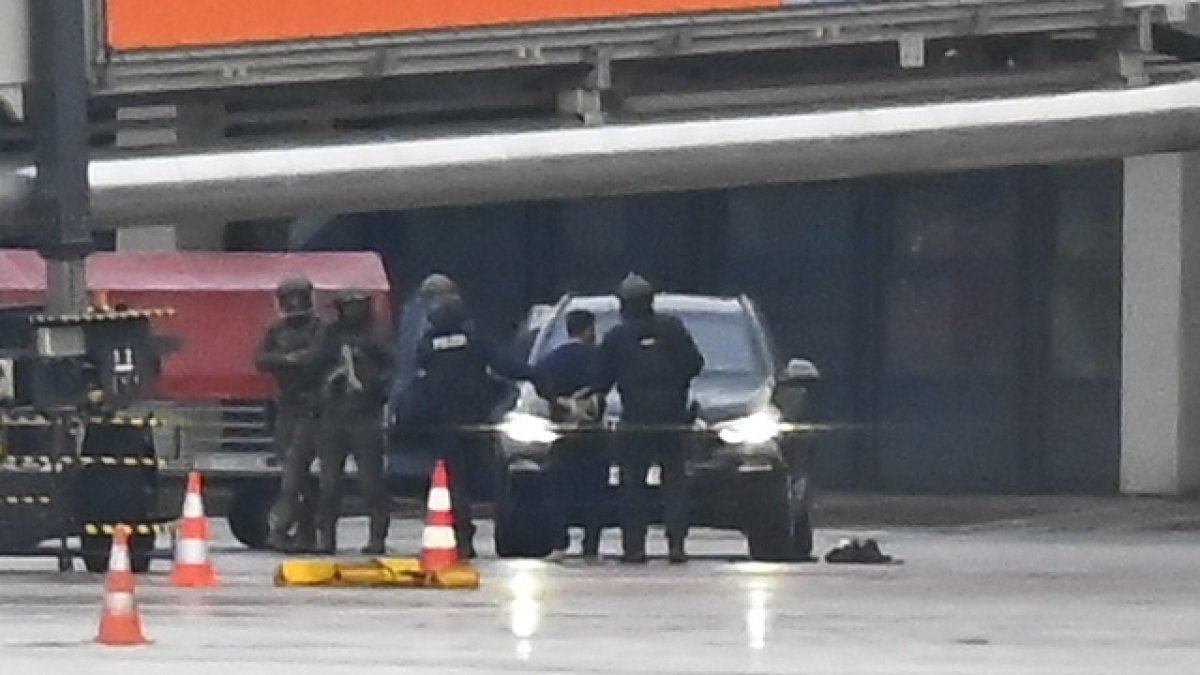 El moment de la detenció del sospitós a l’aeroport internacional d’Hamburg.