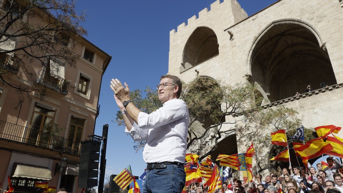 El líder del PP, Alberto Núñez Feijóo, ahir a València en un míting contra l’amnistia.