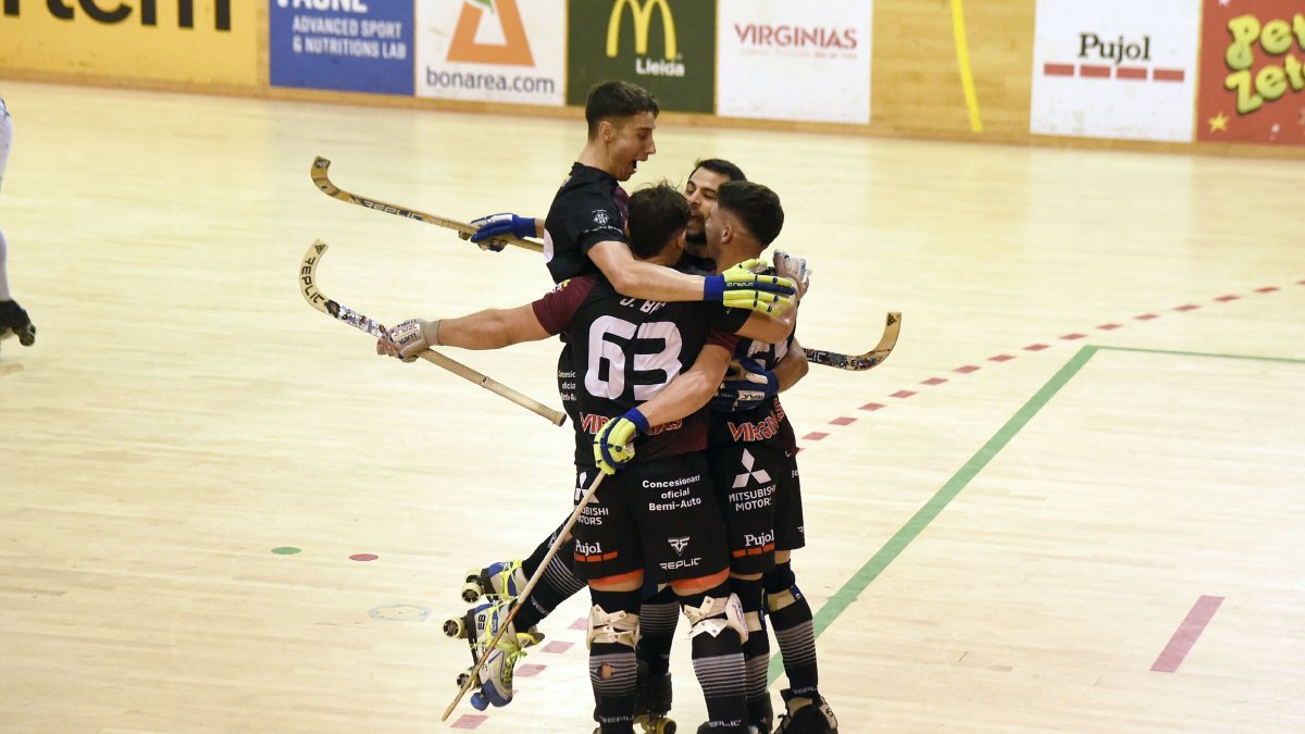 Jugadors del Finques Prats Lleida Llista celebren un dels seus gols davant del Noisy, diumenge.