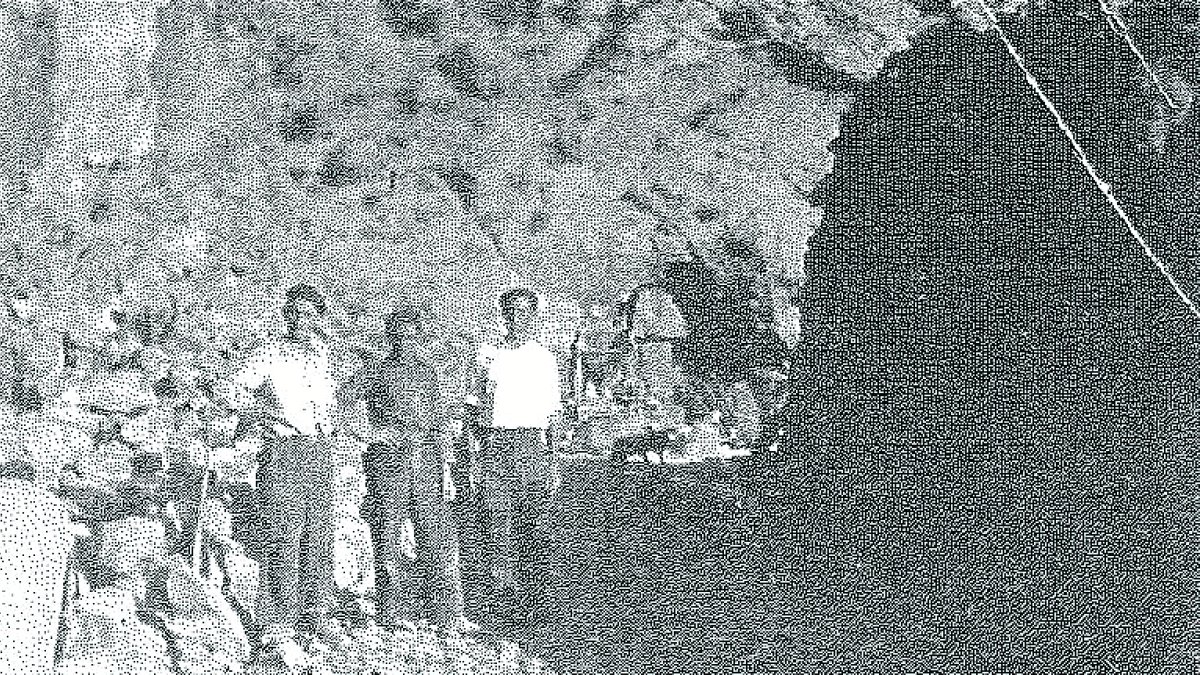 Imatge històrica de la construcció de la carretera del coll de Jou.