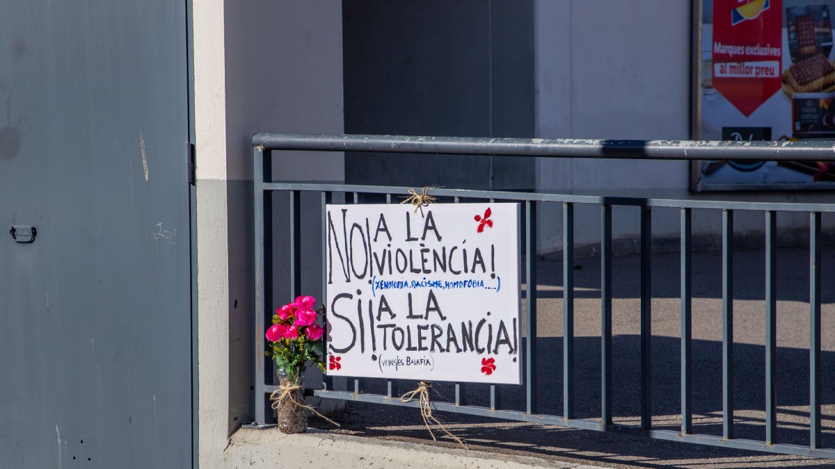 Veïns de Balàfia han col·locat un cartell per condemnar la violència al carrer on va ser agredit.