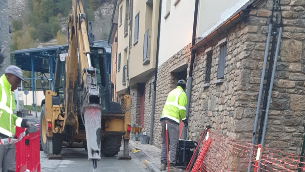 Imatge de les obres al carrer la Farga de Llavorsí.