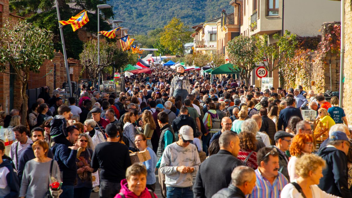 El carrer principal de Vilanova de Meià es va omplir de visitants durant la nova edició de la centenària Fira de la Perdiu.