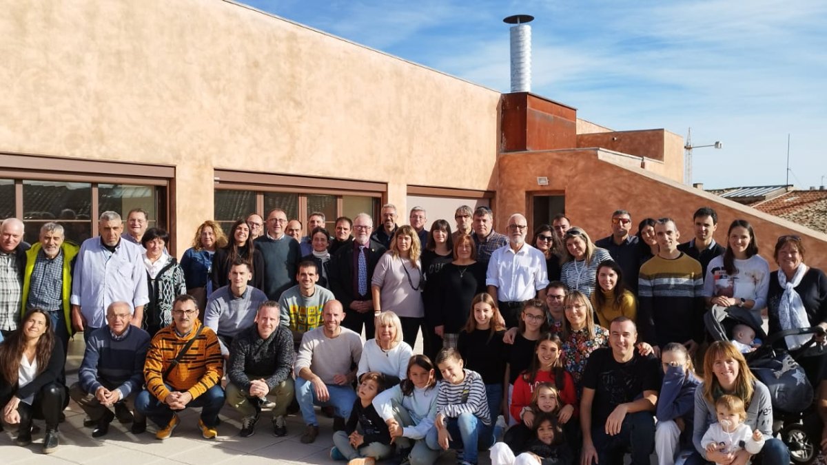 Bombers voluntaris, familiars i representants de la regió d’emergències de Lleida van assistir diumenge a la festa de jubilació.