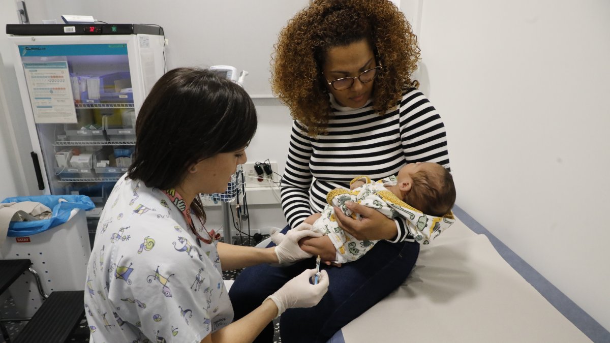 Una infermera vacuna contra el VRS un nadó ahir al CAP Onze de Setembre de Lleida.