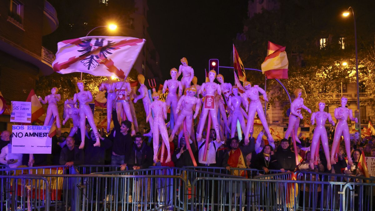Manifestants amb nines inflables amb el logo del PSOE.