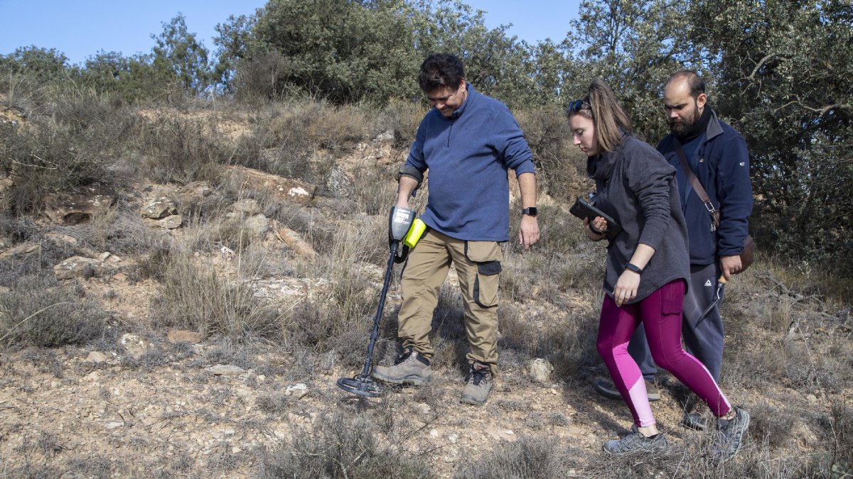 Arqueòlegs i voluntaris van començar dilluns a buscar restes carlines en aquesta àrea de la Segarra.