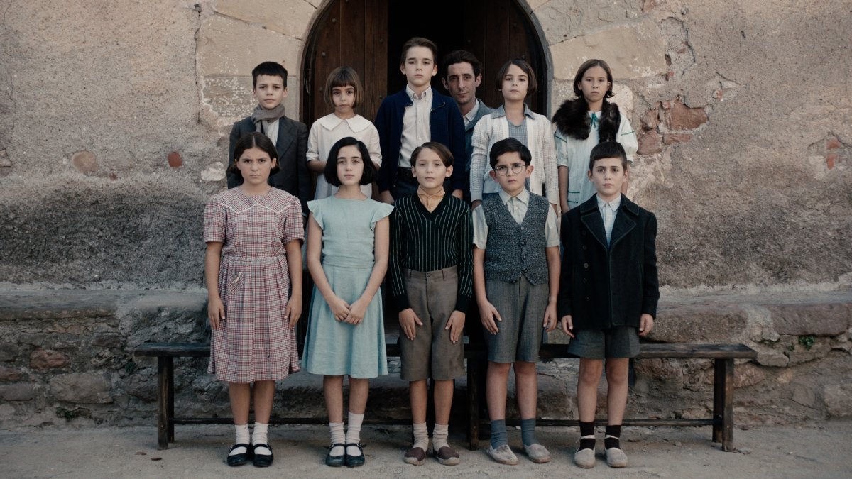 Professor i alumnes protagonistes a la pel·lícula de Patrícia Font.
