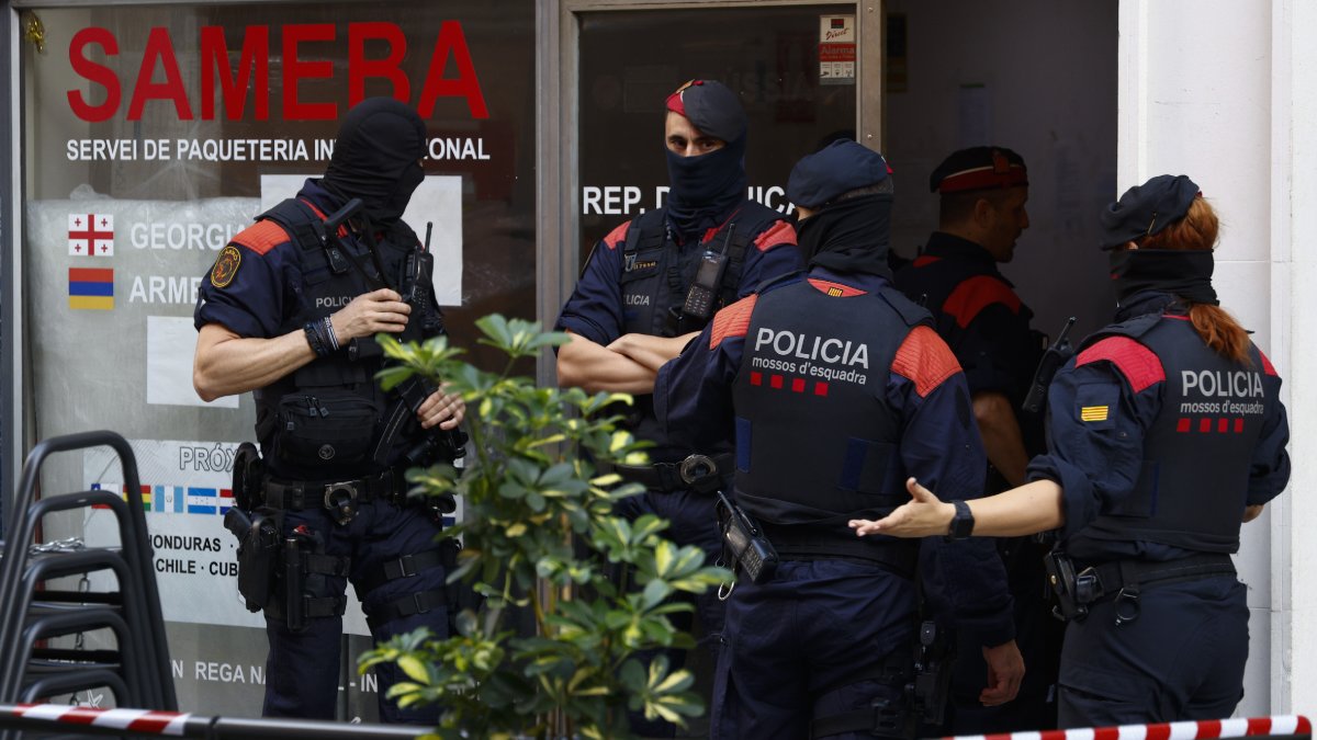Mossos durant una intervenció en una oficina a Barcelona.