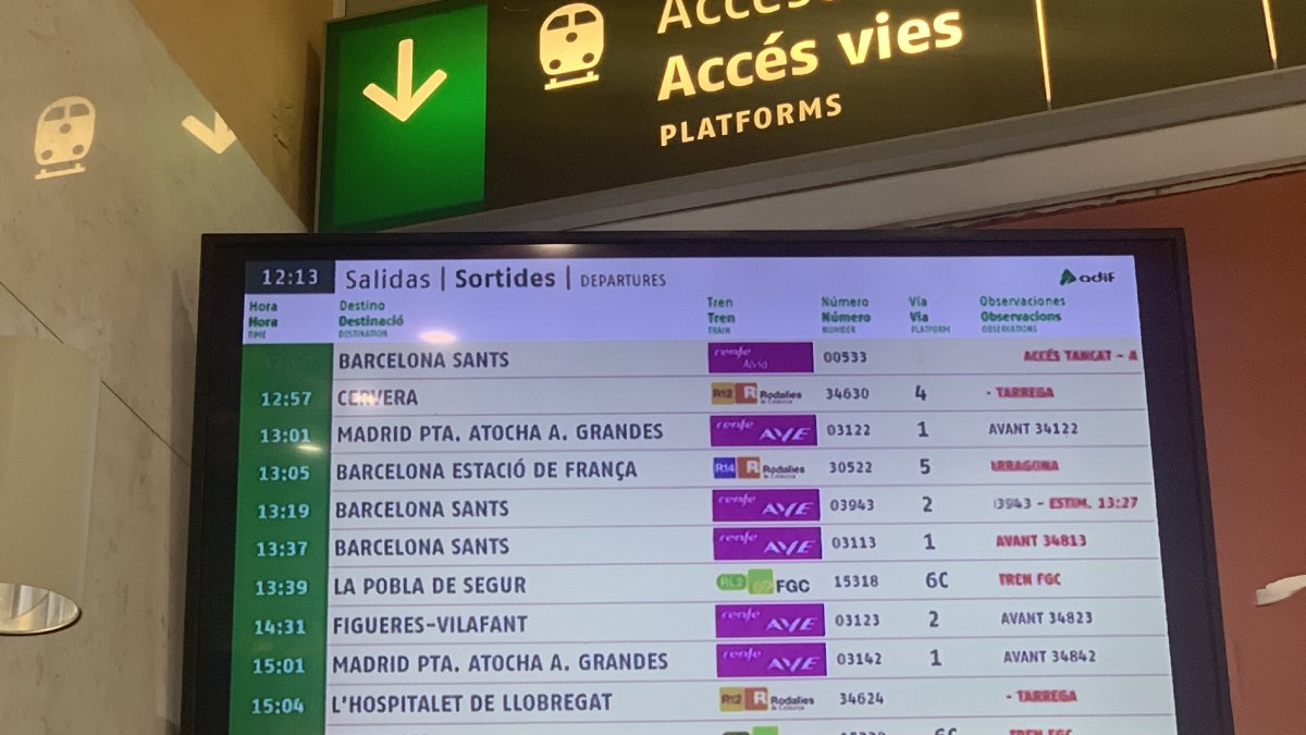 El plafó informatiu de l’estació de Lleida mostrant retards.
