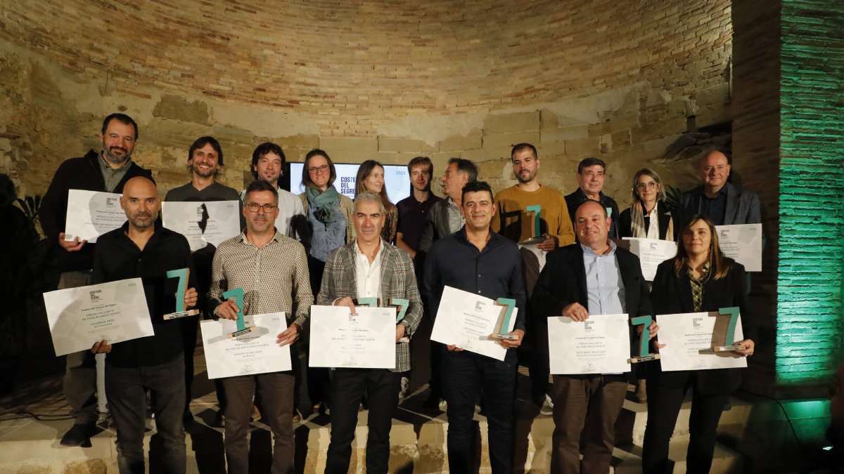 Foto de grup dels guardonats ahir en el segon concurs de vins de la DO Costers del Segre.