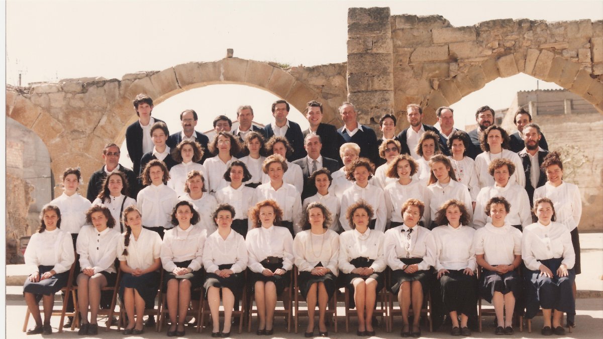 Foto de grup de les i els cantaires que integraven la formació quan va celebrar el 40 aniversari.
