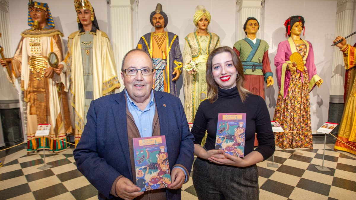 Antoni Gelonch i Andrea de Castro a la Casa dels Gegants, una tradició protagonista al llibre.