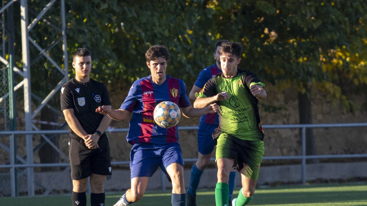 Un jugador del Soses protegeix l’esfèric davant de la pressió d’un rival.