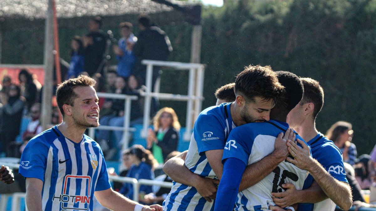 Jugadors de l’Artesa de Lleida celebren el primer gol del partit, obra d’Anthony.