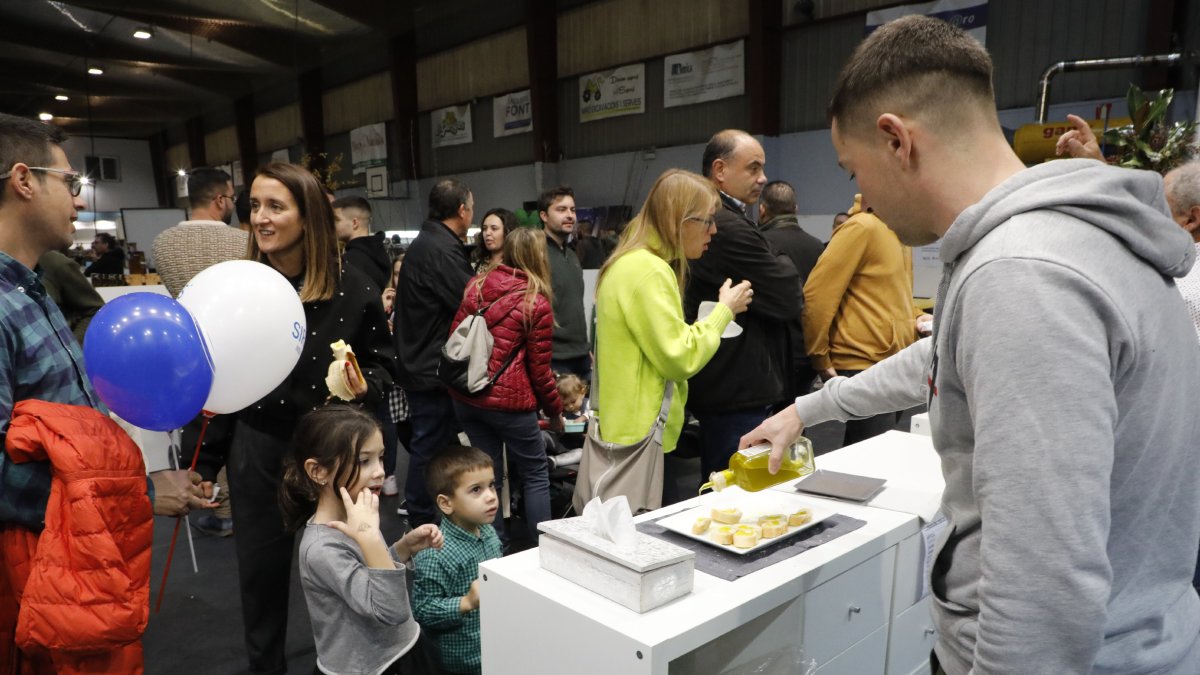 Dos nens ahir a la tarda a l’estand de la cooperativa a la Fira de l’Oli Verd de Maials.