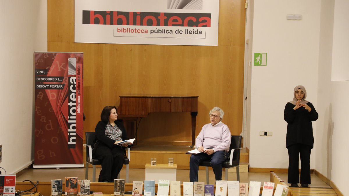 Tertúlia a la Biblioteca Pública amb l'escriptor lleidatà Josep Borrell