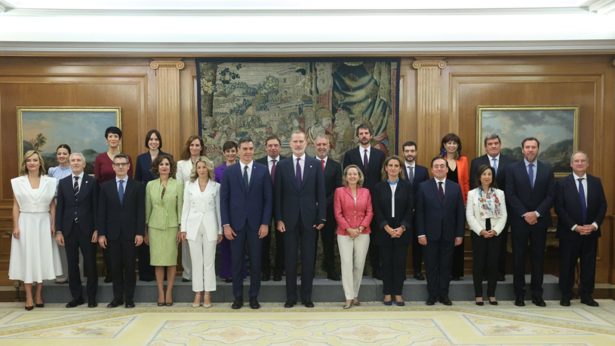 Els 22 ministres del nou Executiu posen al costat de Pedro Sánchez i el rei Felip VI després de prometre el càrrec ahir al Palau de la Zarzuela.