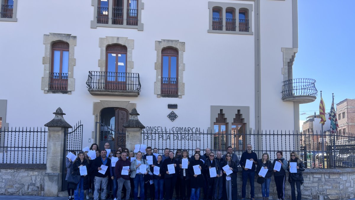 Les famílies d’alumnes de La Salle de Mollerussa que van presentar ahir reclamacions al consell del Pla d’Urgell.