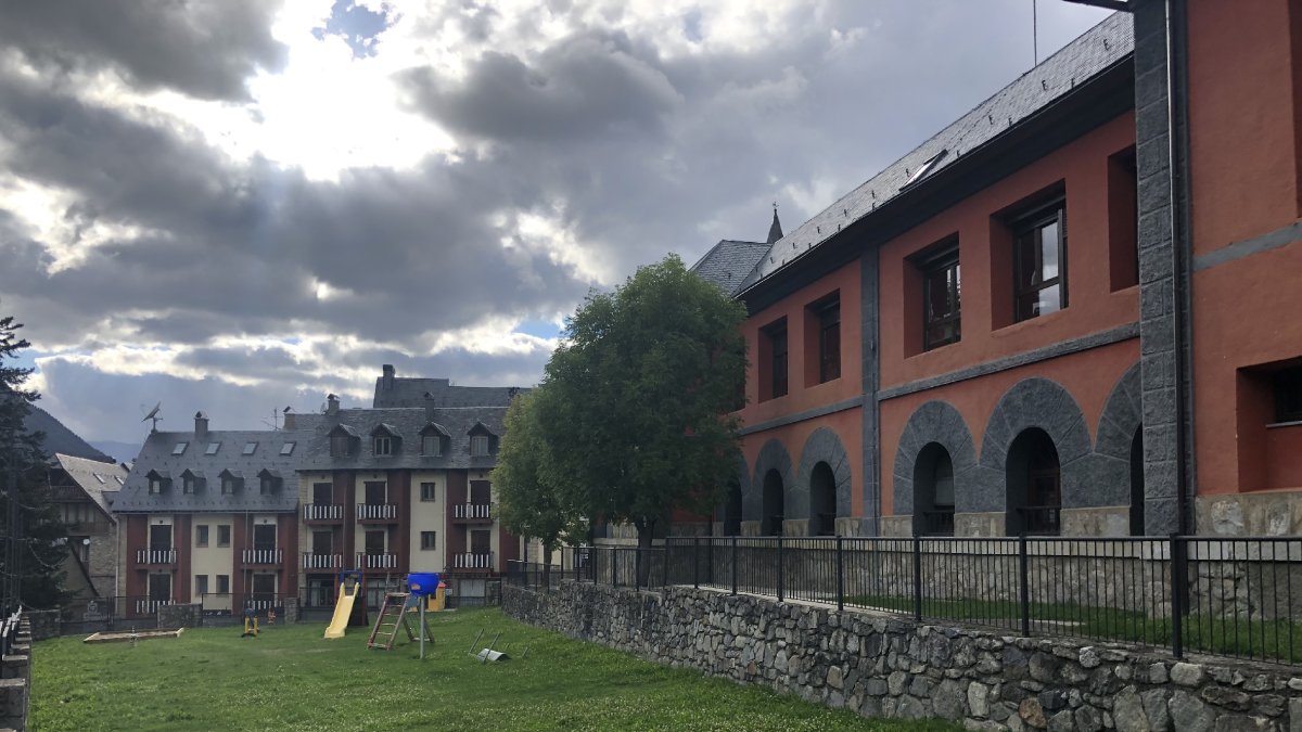 L’escola de Salardú, un dels edificis que s’escalfaran amb la xarxa de calor amb biomassa.