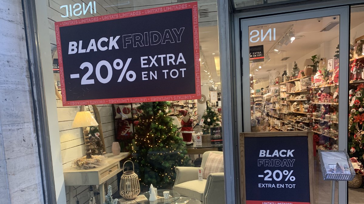 Cartells del Black Friday  anuncien rebaixes del 20% en una botiga de l’Eix Comerical.