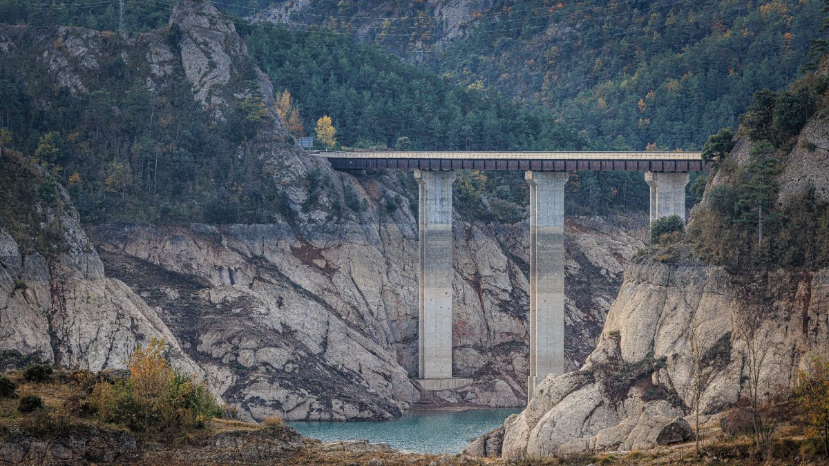 La Llosa del Cavall, al riu Cardener, emmagatzema 15,2 hm3 i està al 19 per cent de capacitat.