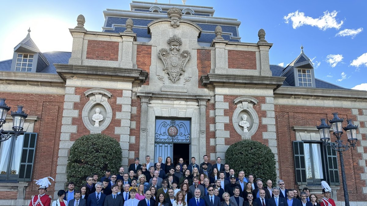 Foto de família amb autoritats, els representants de l’organització i premiats al Palauet Albéniz de Barcelona.