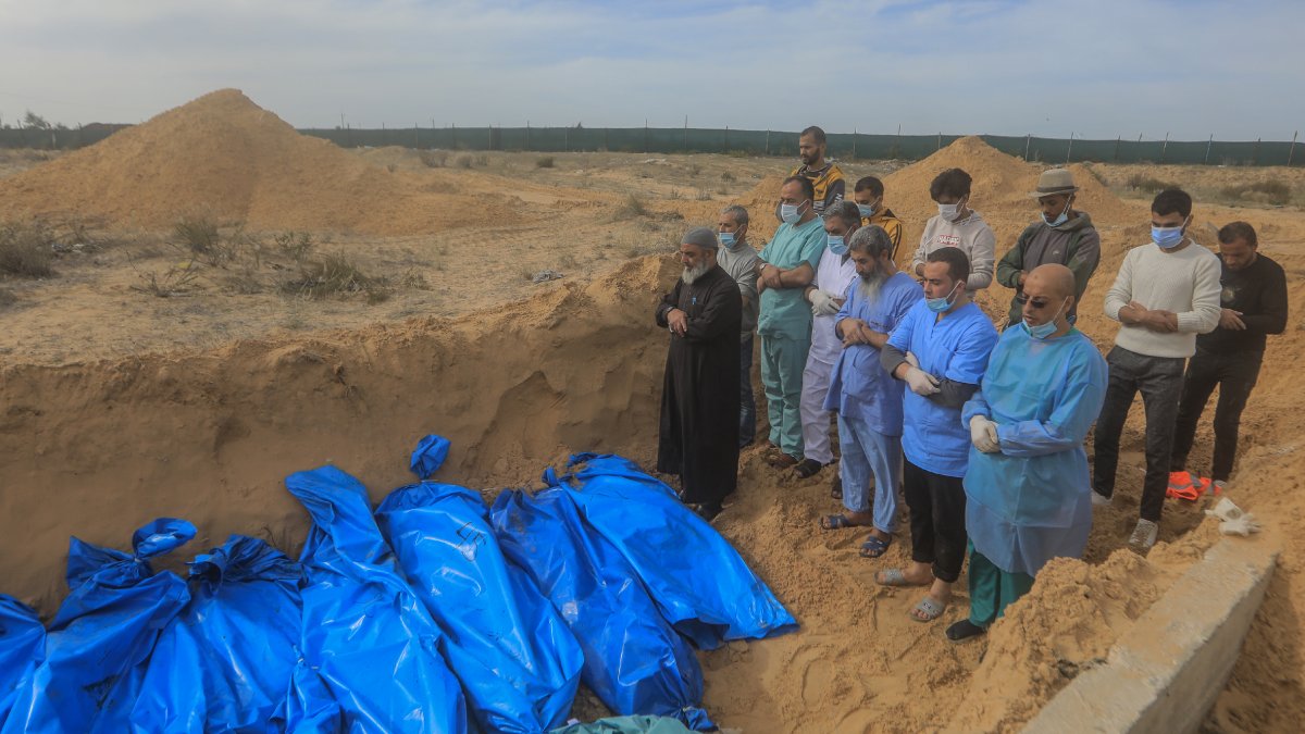 Oració davant dels cossos de 110 víctimes palestines enterrades en una fossa comuna a Khan Yunis.