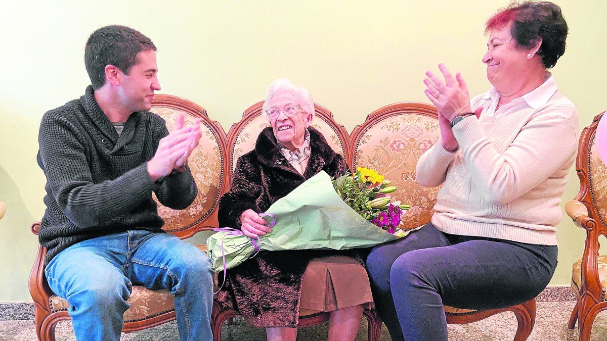 La Francisca va ser obsequiada amb flors i un pastís.