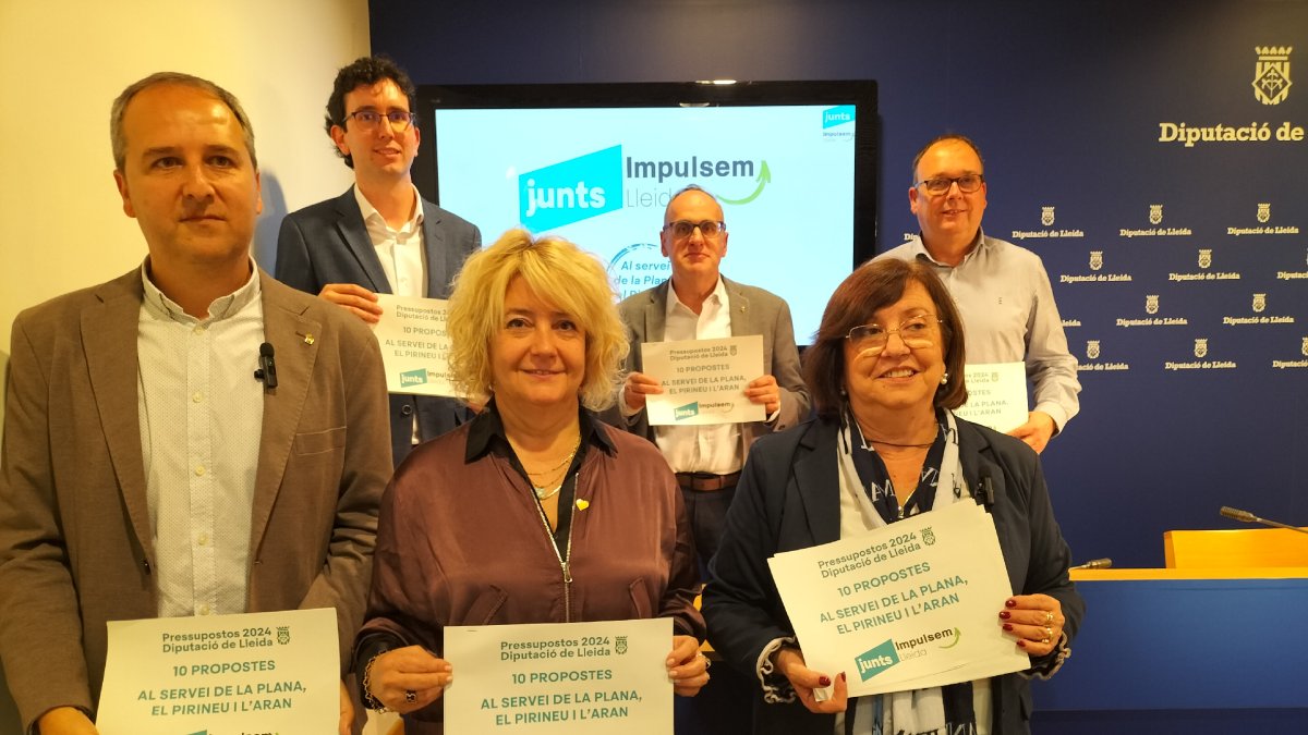 Alguns dels diputats de Junts-Impulsem ahir a la Diputació.