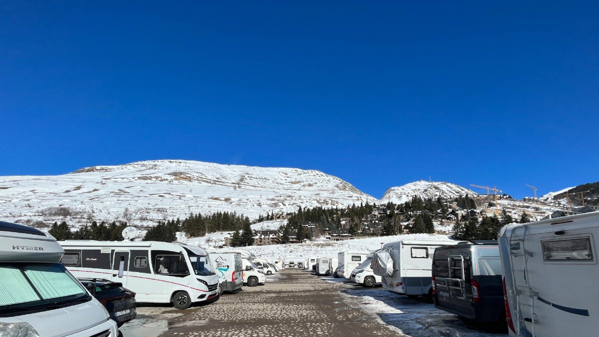 Autocaravanes de treballadors a Naut Aran l’hivern passat.