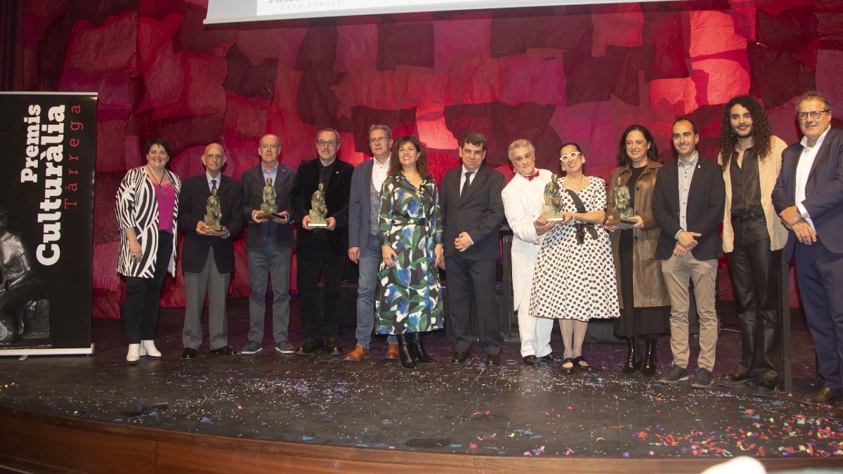 Foto de família dels premiats al costat de les autoritats, ahir a la nit al Teatre Ateneu de Tàrrega.