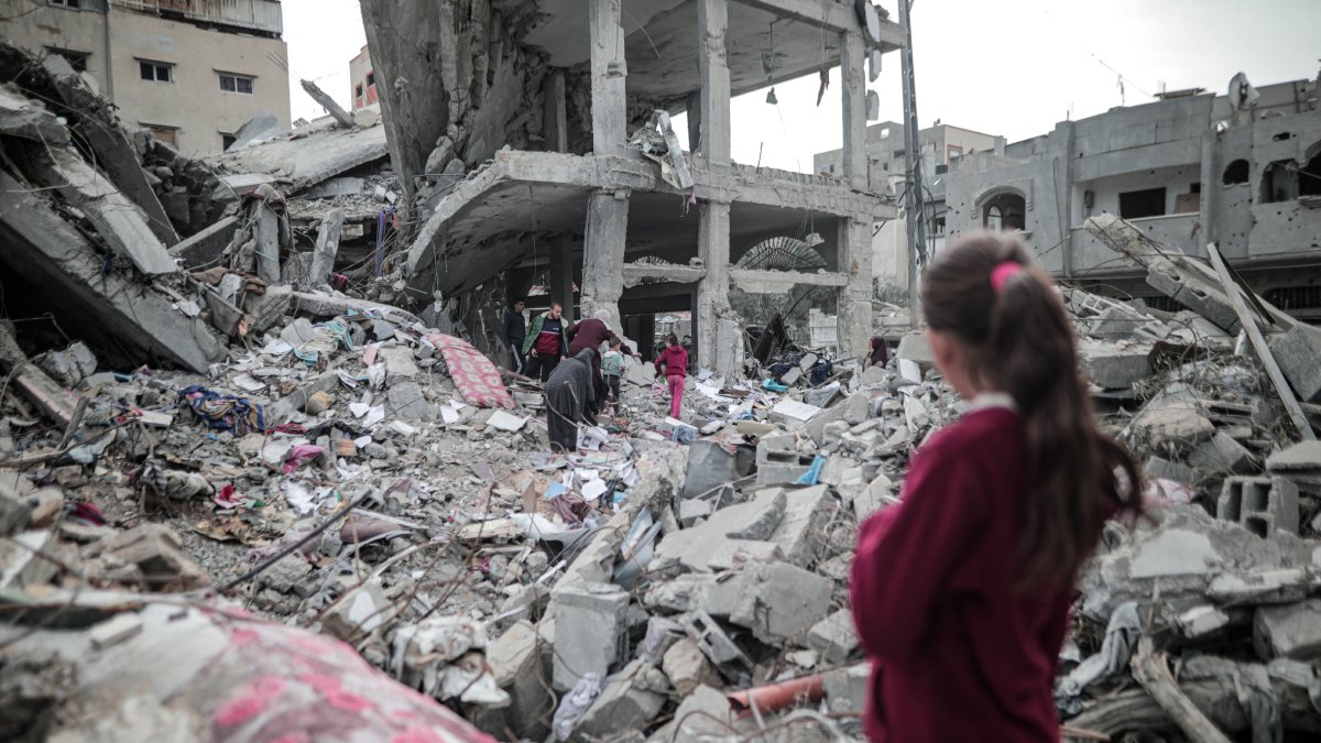 Civils palestins tornen a les llars i els barris destruïts a Deir al-Balah, a Gaza.