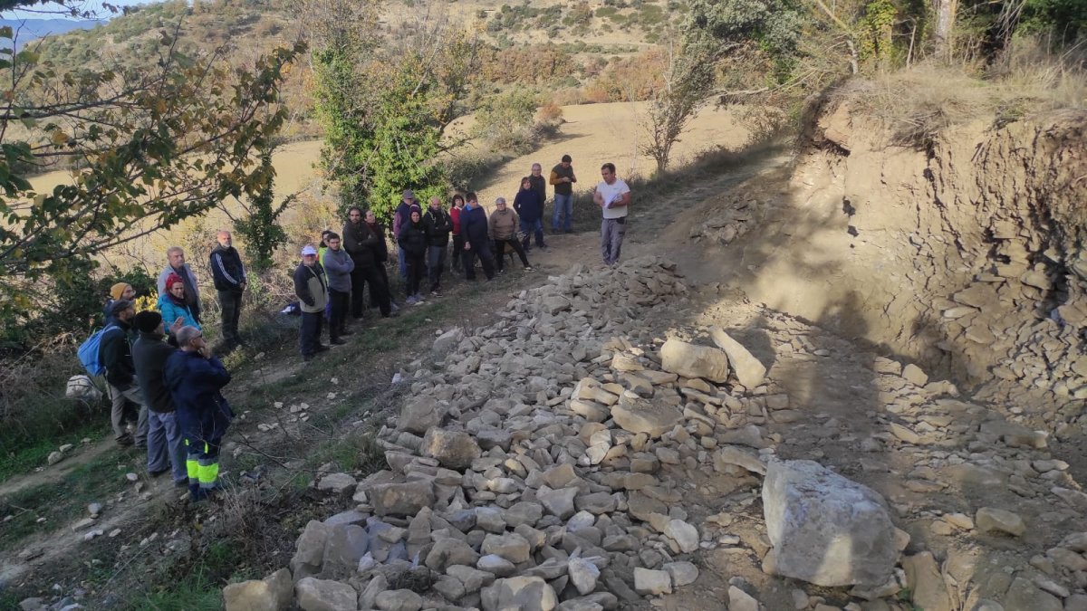 Reconstrueixen un mur de pedra seca al poble de Meüll