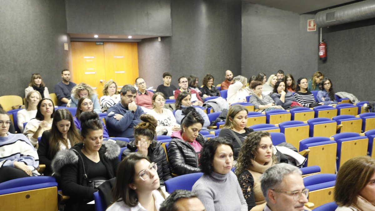 El públic assistent ahir a la jornada que es va celebrar a la sala Jaume Magre de Lleida.