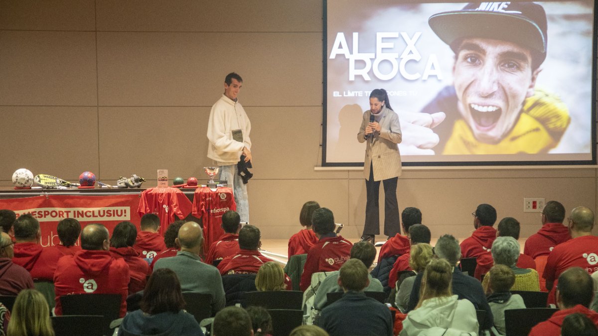 Àlex Roca, ahir durant la xarrada acompanyat per la seua parella i intèrpret Mari Carme Maza.