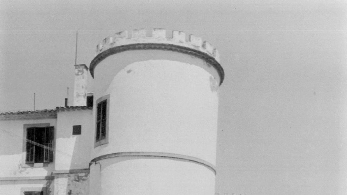 foto típica. Una de les fotos típiques dels àlbums de les bodes al Castell del Remei és aquesta amb una de les torres de fons.