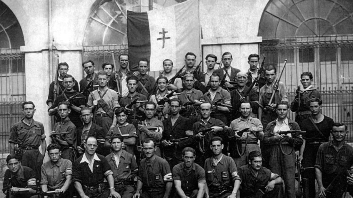 organització. Foto de grup de la 1a companyia del 1r batalló de la UME en territori francès. 