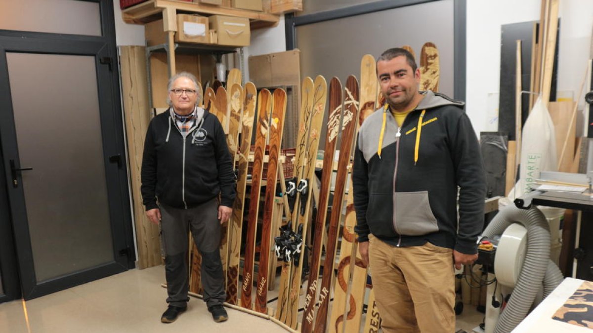 apassionats de la neu. En Josep Arisa i en Dimitri López es bolquen amb passió en cada parell d’esquís que fabriquen.