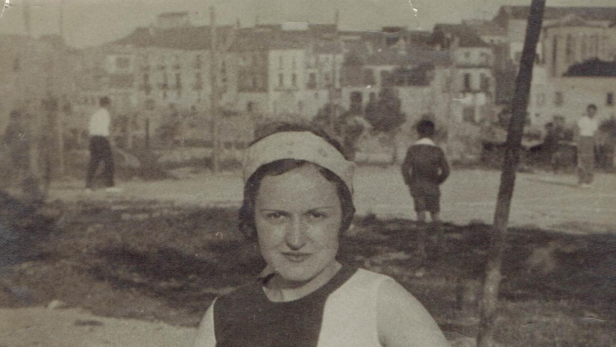 Una dona activa. Palmira Puig, equipada per a un torneig de tenis a Tàrrega el 1930