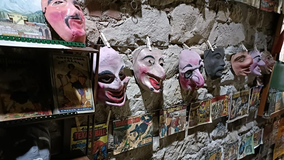 L'exposició de màscares es troba per tot Cal Pauet, al costat d'una col·lecció inèdita de còmics.