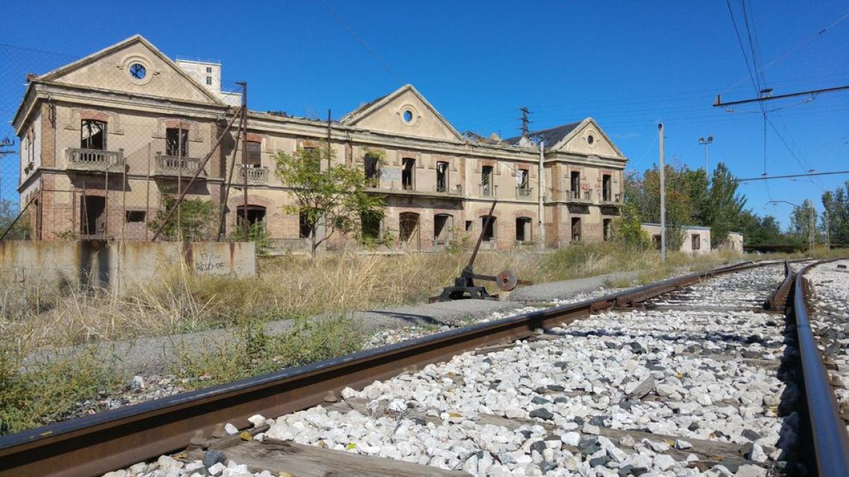 Pla de Vilanoveta. Després de dècades abandonada, en lloc de restaurar l'estació la van enderrocar.