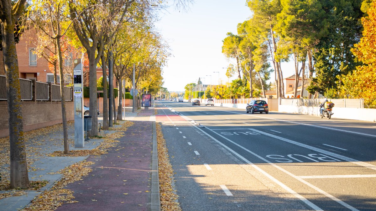 Demanen posar una plataforma en una parada de bus de Rovira Roure