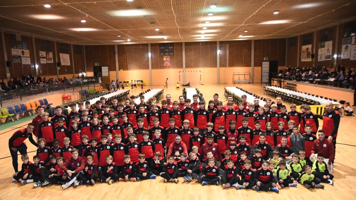 Els nens i nenes i tècnics de l’Escola de Futbol Mascançà durant l’acte de presentació.