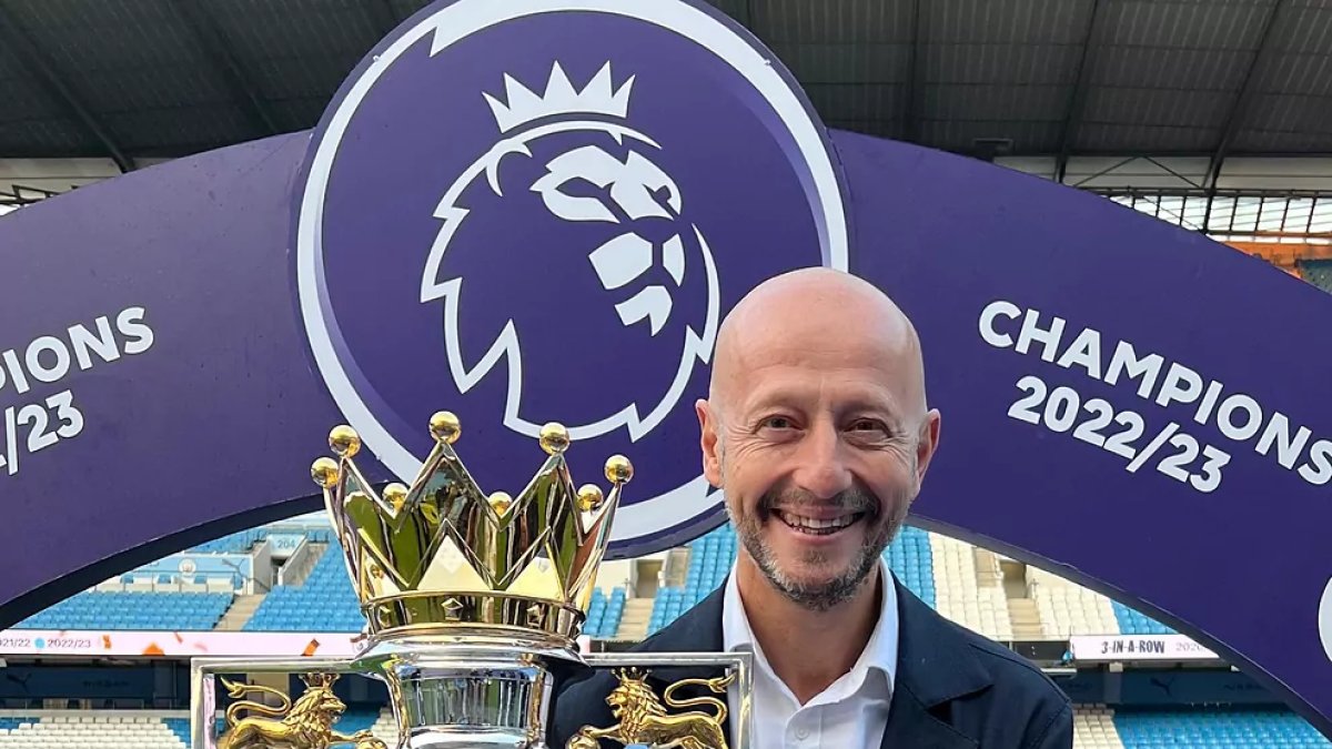 Calzada, amb l’última Premier aconseguida pel Manchester City.