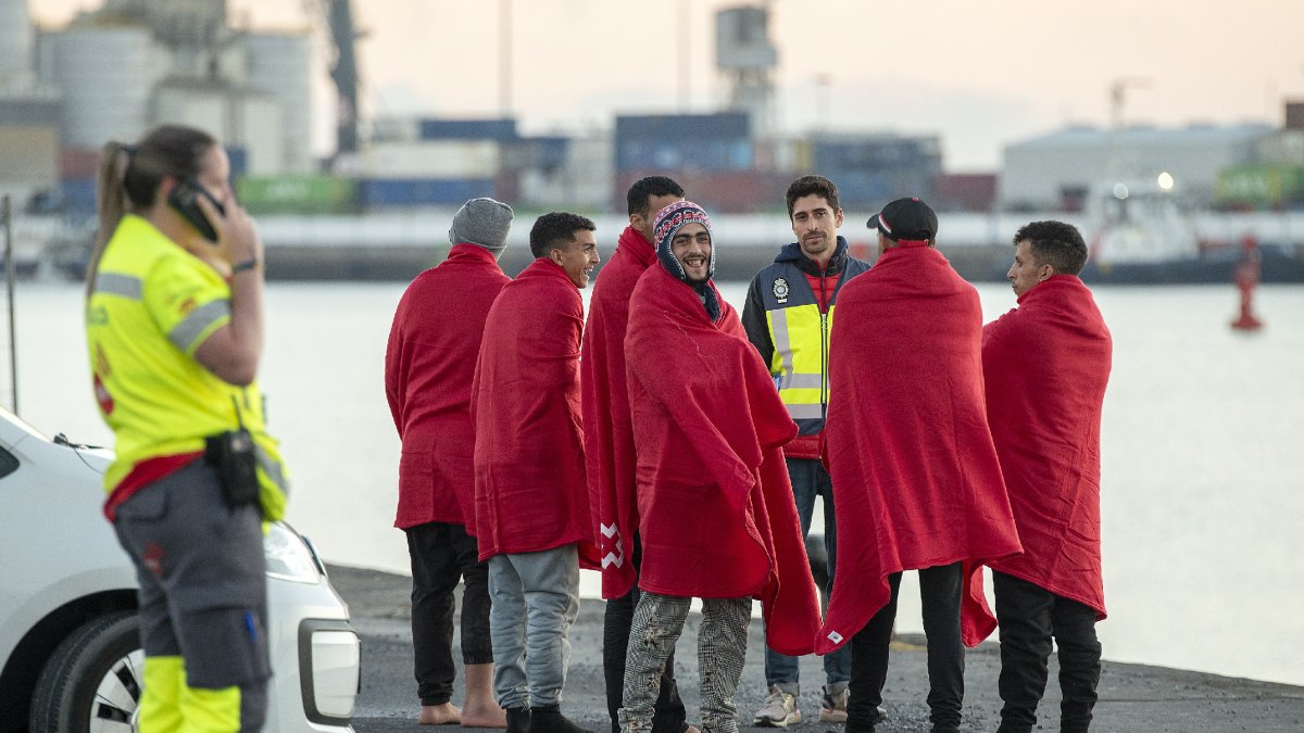 Un grup de migrants rescatats d’un cayuco que es dirigia a les Canàries.