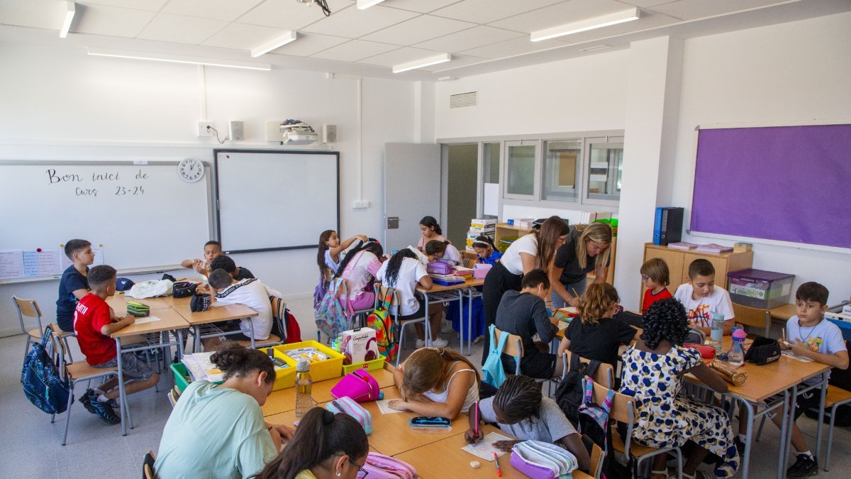 Alumnes a classe el primer dia de l’actual curs en una escola de la capital.