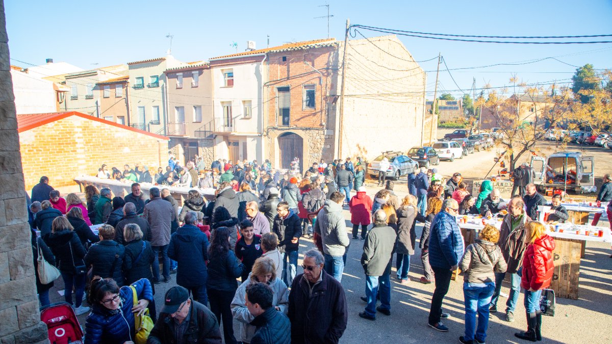 Un miler de persones van acudir ahir a Castelldans a la 25a Fira de l’oli nou.
